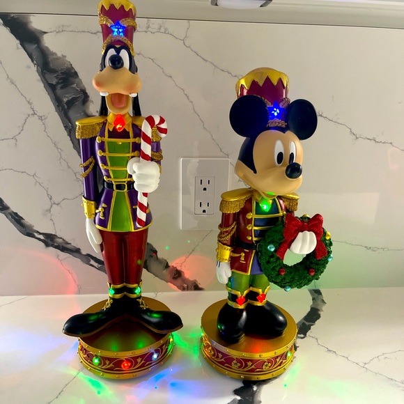 Holiday Disney Mickey And Goofy Holiday Nutcrackers With Lights And